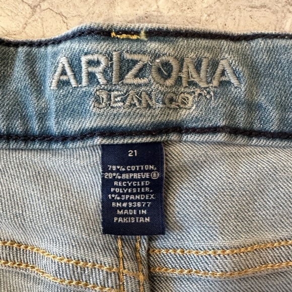 NWT Arizona Jean Co Shortie Shorts Mid Rise Cuff Medium Wash Junior Plus Size 21 - Picture 5 of 6